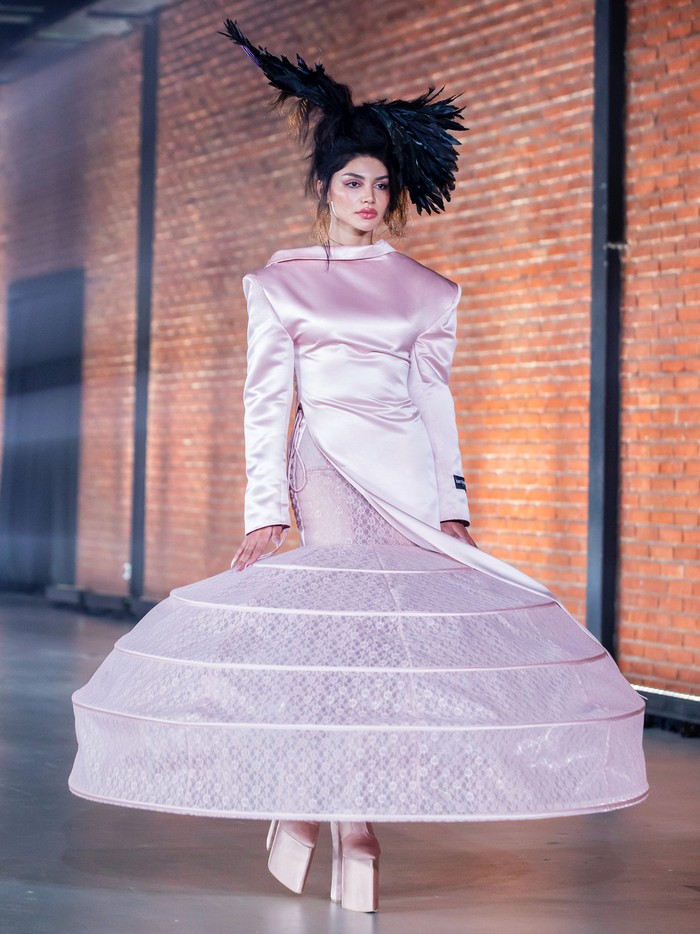 Material yang digunakan mencerminkan kebangkitan. Pilihan kain transparan dan tembus pandang adalah simbolisme keberanian untuk menunjukkan kerentanan. Opasitas warna memudar menunjukkan kelembutan, sedangkan transisi warna merepresentasikan kejelasan dan kebenaran/ Foto: Dok. Harry Halim