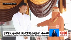 VIDEO: Hukum Cambuk Pelaku Perjudian di Aceh