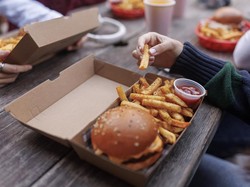 Lagi Viral! Banyak Orang Rela Antre Panjang Demi Sebuah Burger