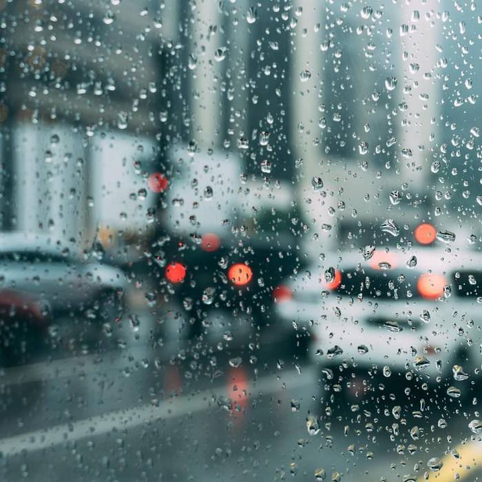 Indonesia memiliki dua jenis musim, yakni musim hujan yang biasanya akan terjadi pada bulan Oktober hingga Maret dan musim kemarau pada bulan April hingga September. Namun, musim kemarau di Kota Bogor sangat singkat.