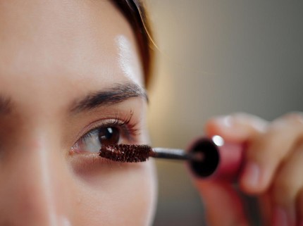 7 Rekomendasi Maskara dengan Efek Memanjangkan Bulu Mata, Bikin Lentik!