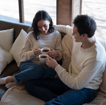 5 Kebiasaan Kecil yang Dilakukan Pasangan Bahagia Menurut Psikolog