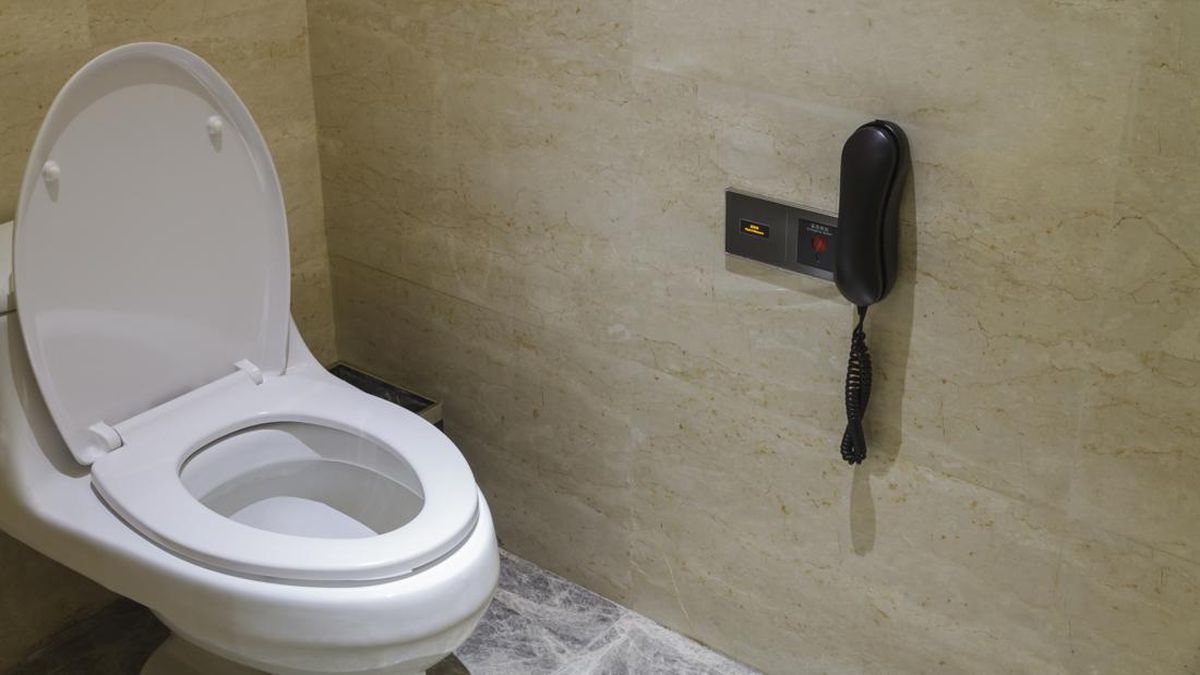 Alasan Kenapa Kini Toilet Kamar Hotel Mewah Tak Ada Lagi Telepon
