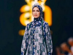 Adu Gaya Arumi Bachsin & Irish Bella Jadi Model Hijab, Anggun Elegan!