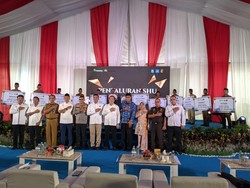 Kapolda NTB Bagikan SHU Koperasi Tambang Salonong ke 3.403 Warga Sumbawa