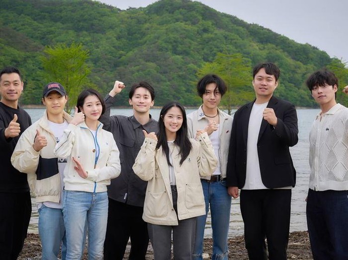 Salmokji sendiri menceritakan tentang perjalanan sekelompok kru produksi film ke bendungan waduk untuk memperbarui rekaman pemandangan jalan. Namun, sesampainya di sana, mereka bertemu dengan sosok misterius yang bersembunyi di air gelap dan dalam.