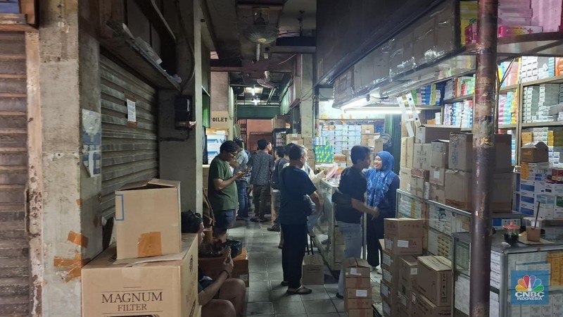 Kondisi Pasar Pramuka yang Mulai Kondusif Kembali Setelah Sempat Ricuh Akibat Kekecewaan Pedagang Akibat Kenaikan Tarif Sewa Kios. (CNBC Indonesia/Chandra) Kondisi Pasar Pramuka yang Mulai Kondusif Kembali Setelah Sempat Ricuh Akibat Kekecewaan Pedagang Akibat Kenaikan Tarif Sewa Kios. (CNBC Indonesia/Chandra)