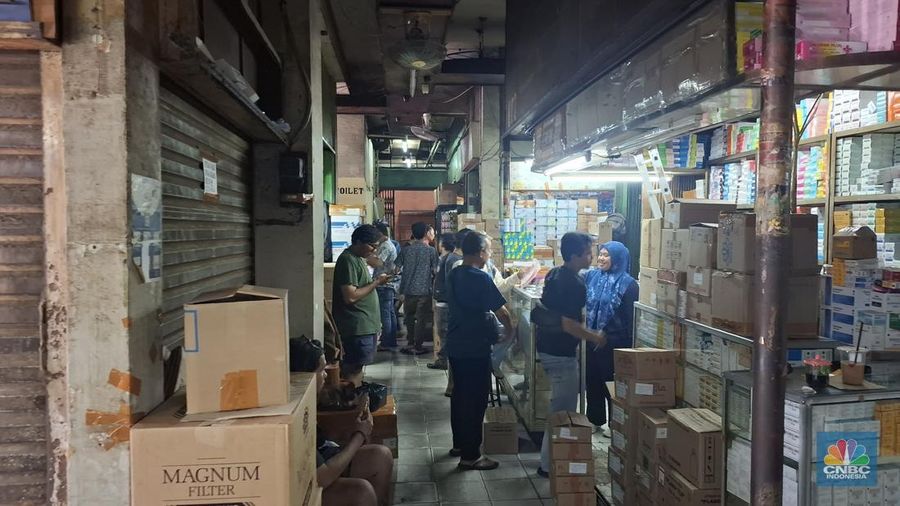 Kondisi Pasar Pramuka yang Mulai Kondusif Kembali Setelah Sempat Ricuh Akibat Kekecewaan Pedagang Akibat Kenaikan Tarif Sewa Kios. (CNBC Indonesia/Chandra) Kondisi Pasar Pramuka yang Mulai Kondusif Kembali Setelah Sempat Ricuh Akibat Kekecewaan Pedagang Akibat Kenaikan Tarif Sewa Kios. (CNBC Indonesia/Chandra)