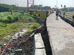 Baru Seumur Jagung, Jembatan Gantung di Cirebon Tiba-tiba Ambrol