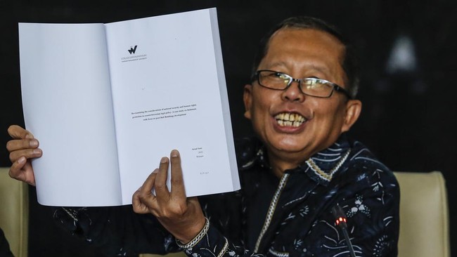 Hakim MK Arsul Sani menjelaskan perjalanan pendidikan doktornya setelah tuduhan ijazah palsu. Ia menunjukkan bukti ijazah asli dan disertasi yang diterbitkan.