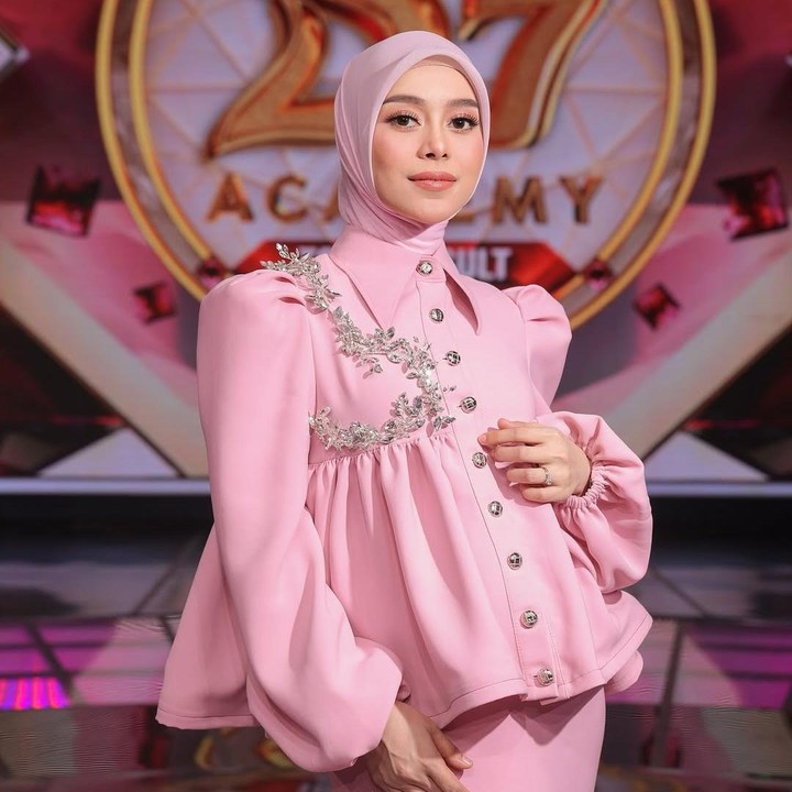 <p>Penyanyi dangdut Lesti Kejora sebentar lagi dikaruniai anak ketiga. Sejak mengumumkan kehamilannya ke publik, Lesti mulai sering pamer <em>baby bump,</em> Bunda. Meski tengah hamil, Lesti tetap aktif bernyanyi di atas panggung. Dalam beberapa penampilannya, istri Rizky Billar ini kerap mengenakan dress elegan yang warnanya selalu senada dengan hijab. (Foto: Instagram @lestikejora)</p>