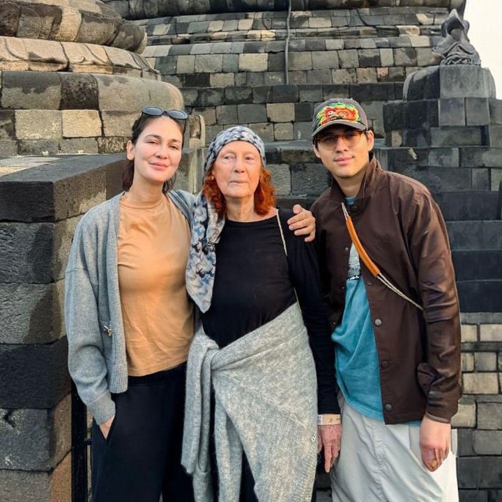 <p>Berbagai aktivitas Luna Maya sering menjadi hal yang dinanti-nanti para penggermarnya. Seperti beberapa waktu lalu, ia diketahui membeli tanah di Yogyakarta dan terlihat mengunjungi langsung lokasi tersebut bersama sang suami, Maxime Bouttier, serta ibundanya, Desa Maya Waltraud Maiyer. (Foto: Instagram @lunamaya)</p>