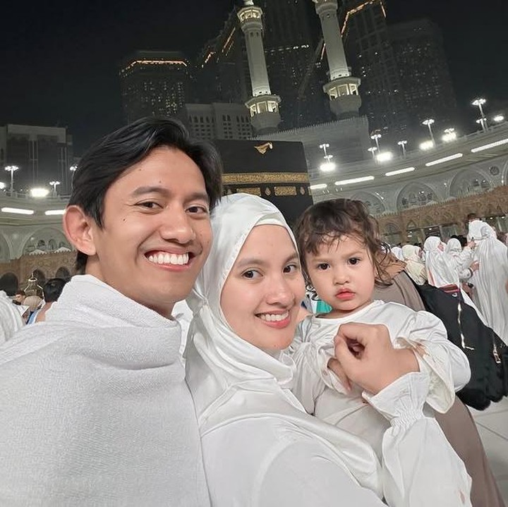 <p>Model Sabrina Anggraini baru-baru ini berkesempatan untuk menjalani ibadah umrah, Bunda. Tidak sendirian, ia turut mengajak sang suami, Belva Devara, dang sang anak, Launa A. S. Devara. (Foto: Instagram @sabrinaanggraini)</p>