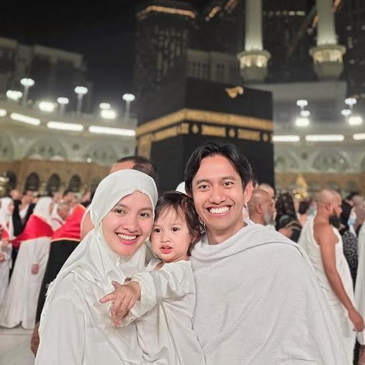 <p>Menilik dari laman Instagramnya, Sabrina dan Belva membagikan potretnya selama menjalankan ibadah di Mekkah. Ternyata, umrah ini merupakan pengalaman pertama bagi sang putri, Bunda. (Foto: Instagram @sabrinaanggraini)</p>