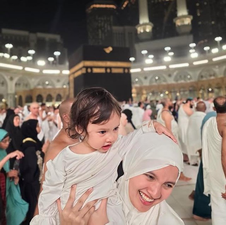 <p>Selain itu, Sabrina juga bercerita bahwa terakhir kali ia umrah adalah saat tengah mengandung sang anak, Bunda. "Terakhir kesini pas hamil dan berdoa lancar sampai hari kelahiran. <em>Alhamdulillah</em>… dan semoga bisa kembali lagi nantinya… Semoga semua yang baca ini bisa nyusul juga yaa <em>Aamiin</em>," kata Sabrina. (Foto: Instagram @sabrinaanggraini)</p>