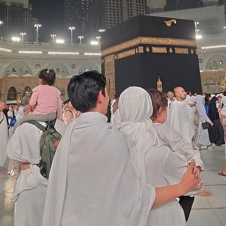 <p>Selama berada di Tanah Suci, Launa selalu tampak ceria dan menikmati setiap momennya di sana. Bahkan, tak sedikit pun terlihat tanda-tanda kalau Si Kecil ini rewel, Bunda. (Foto: Instagram @sabrinaanggraini)</p>