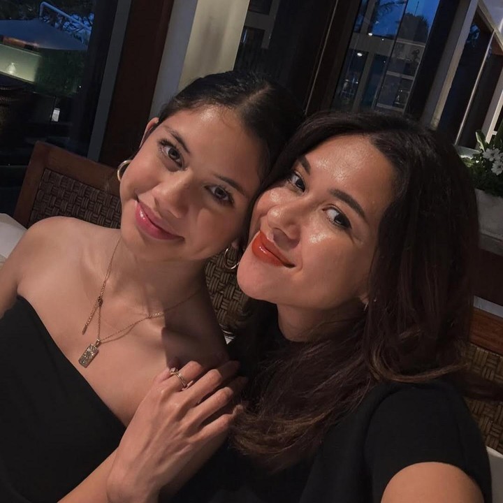 <p>Melalui unggahan di Instagram, Nana juga menuliskan ucapan ulang tahun untuk Sarah yang berulang tahun ke-14. Kakak artis Naysila Mirdad ini tak lupa membagikan momen kebersamannya dengan Sarah. "Sayangku, kamu baik hati, lembut, dan sangat perhatian kepada semua orang di sekitarmu. Melihatmu tumbuh adalah anugerah yang luar biasa, dan aku sangat bersyukur karenanya. Aku menghargai setiap kenangan yang kita miliki dan tak sabar menantikan momen-momen selanjutnya. Selamat ulang tahun ke-14, sayangku," ungkap Nana. (Foto: Instagram @andrew.white._/ @nanamirdad_)</p>