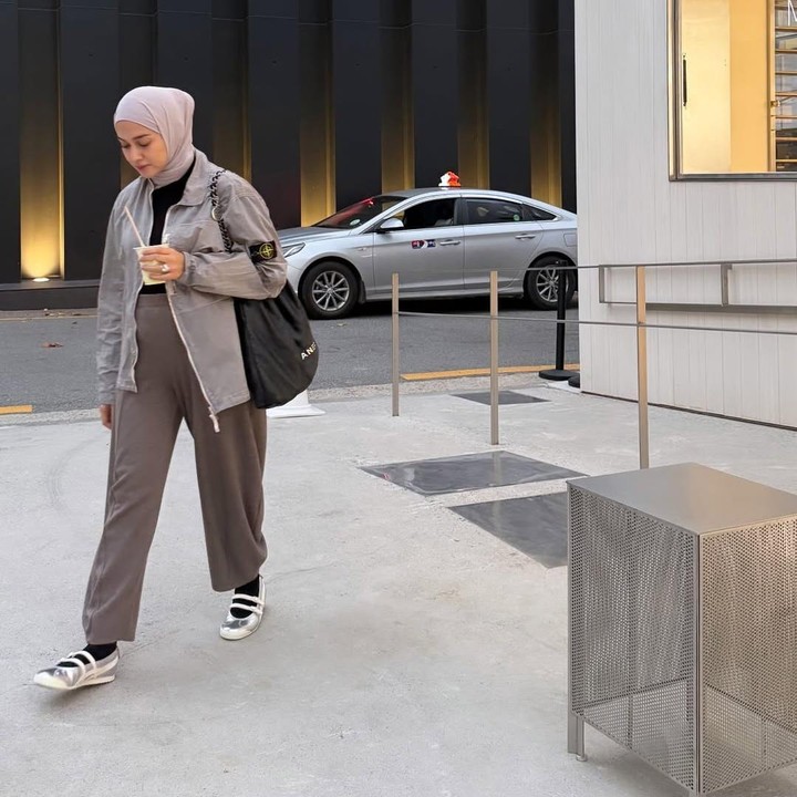 <p>Pada akhir Agustus lalu, artis Nina Zatulini mengumumkan kehamilan keempatnya ke publik. Saat ini, Nina tengah menikmati kehamilan dengan <em>traveling</em> bareng teman-temannya ke Korea Selatan. Melalui unggahan di Instagram Stories, Nina mem-<em>posting</em> fotonya saat mengenakan pakaian dan jilbab casual bernuansa warna abu-abu sambil pamer <em>baby bump</em> kehamilannya. (Foto: Instagram @ninazatulini22)</p>