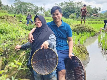 Anak Sukses Jadi Penyanyi, Potret Ayah & Bunda Lesti Kejora Bertani di Sawah Curi Perhatian