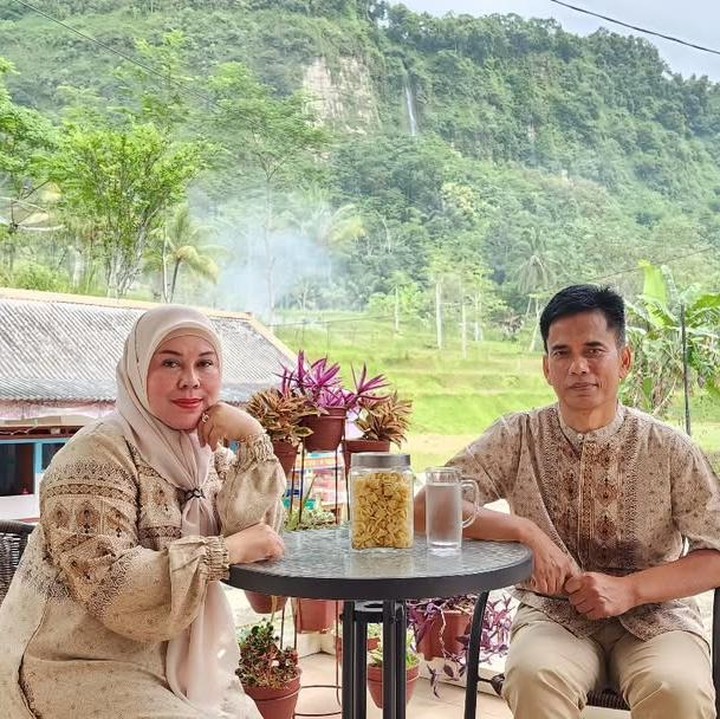 <p>Sosok orang tua penyanyi Lesti Kejora tengah menjadi sorotan. Sang ayah Endang Mulyana dan ibundanya Sukartini, belum lama ini pulang kampung ke Desa Pamoyanan, Cibinong, Cianjur, Jawa Barat. Keduanya terlihat turun langsung ke sawah untuk bercocok tanam. (Foto: Instagram @ayah_kejora)</p>