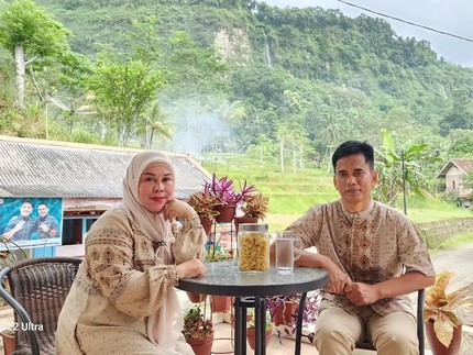 Potret Orang Tua Lesti Kejora Bertani di Sawah, Kesederhanaannya Bikin Netizen Salut