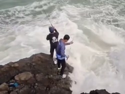 Video: Detik-detik 2 Pemancing Hilang Terseret Ombak di Sukabumi