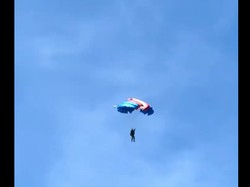 Video: Momen Penerjun Payung di HUT ke-80 Korps Marinir Gagal Mendarat Sempurna