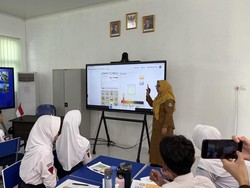 Mendikdasmen Jelaskan Alasan Prabowo Luncurkan Smartboard di SMPN 4 Bekasi