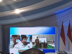 Hadir di SMPN 4 Bekasi, Prabowo Resmikan 288 Ribu Smartboard untuk Sekolah