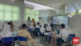 Prabowo Luncurkan 288 Ribu Smartboard untuk Sekolah Seluruh Indonesia