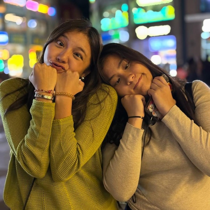 <p>Mereka adalah Lyrics Syabila Mu Saqeena yang kini berusia 20 tahun dan Song Louisa Mu Khadijah berusia 15 tahun. Meski terpaut jarak 5 tahun, keduanya memiliki hubungan yang sangat dekat.&nbsp;(Foto: Instagram @meisya_siregar)</p>