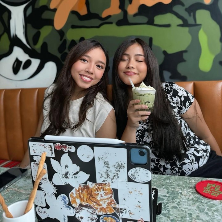 <p>Baru-baru ini, sang Bunda pun membagikan kekompakan mereka saat<em> hang out</em> bareng ke salah satu cafe. Bahkan, saking kompaknya, Meisya mengatakan Louisa sering dikira kakaknya Syabila. &ldquo;Kalo pergi sama mereka pasti pada ngira <em>@songlouisa__</em> kakaknya <em>@lyricssyabila,</em>&rdquo; tulis Meisya, dikutip dari laman Instagram <em>@meisya_siregar,</em> Senin (17/11/2025).&nbsp;(Foto: Instagram @meisya_siregar)</p>