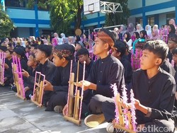Melihat Kekompak Siswa SMPN 1 Majalengka Rayakan Hari Angklung Sedunia