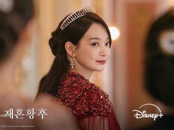 Navier sendiri digambarkan sebagai sosok permaisuri yang anggun dan cerdas, bahkan kehidupan pernikahannya juga sangat damai bersama pasangannya, Sovieshu./ Foto: Disney+