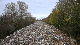 FOTO: Inggris Buru Pelaku Pembuang Sampah yang Cemari Ladang