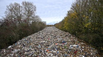 FOTO: Inggris Buru Pelaku Pembuang Sampah yang Cemari Ladang