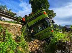 Truk Batubara Oleng dan Terjungkal ke Selokan di Sukabumi