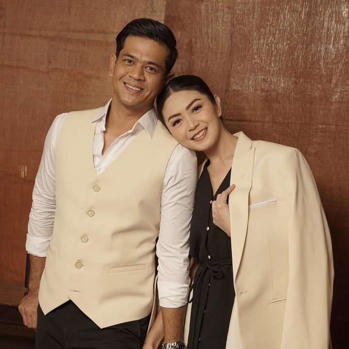 <p>Perjalanan kariernya itu membuat Tyara bertemu dengan cinta sejatinya. Tyara dan Surya menikah pada 2013. Meskipun penampilan disebut bak anak gadis, perempuan 38 tahun ini telah melahirkan tiga anak.&nbsp;(Foto: Instagram @tyararenata)</p>