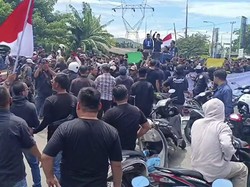 Warga Serang Blokir Jalan Protes Truk Tambang Langgar Aturan Jam Operasional