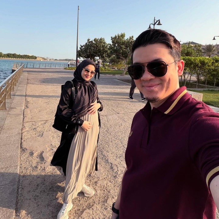 <p>Zaskia memang sempat mengungkap perubahan yang dialami tubuhnya selama kehamilan kedua ini. Di trimester pertama, ia mengaku tak bisa jalan-jalan lantaran <em>morning sickness</em>. Setelah masuk trimester kedua, keluhan tersebut sudah hilang dan ia bisa kembali beraktivitas dan menghabiskan momen liburan bareng keluarga. "Balas dendam di trimester 2. Maunya jalan2, karne kemarin cuman bisa tiduran sama muntah," tulis dalam video yang diunggah beberapa waktu lalu. (Foto: Instagram @zaskiasungkar15)</p>