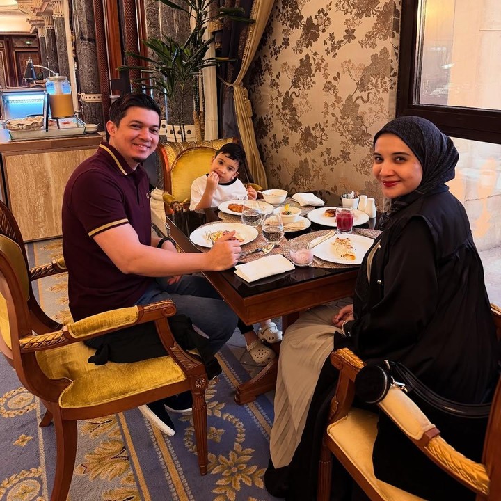 <p>Setelah dari Jepang, Zaskia berama suami dan putranya Ukkasya berlibur ke Jeddah, Arab Saudi. Dalam liburan kali ini, <em>baby bump</em> Zaskia sudah terlihat lebih besar, Bunda. "<em>Beautiful day in Jeddah. MasyaAllah Tabarakallah</em>," tulis Zaskia. (Foto: Instagram @zaskiasungkar15)</p>