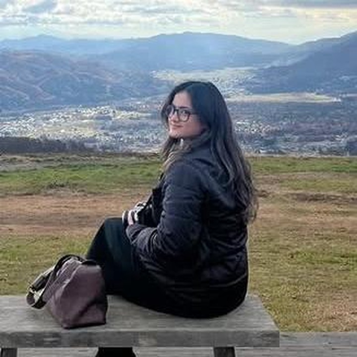 <p>Gadis yang kini berusia 21 tahun itu baru-baru ini membagikan potretnya selama berada di Negeri Sakura. Agar sang Bunda tak merasa rindu, ia pun membagikan sejumlah potretnya.&nbsp;"Sebagai Mama LDR, dapet kiriman foto dari anak yang lagi merantau tuh rasanya bahagia banget! Lumayan ngobatin rasa kangen dan berasa ikut jalan-jalan <em>online</em>," tulis Ersa dikutip dari laman Instagramnya. (Foto: Instagram @ersamayori)Aiska putri pertama Ersya Mayori diketahui kini tengah mengikuti pertukaran pelajar di Jepang. Penasaran dengan potret terbarunya? Intip, yuk.</p>