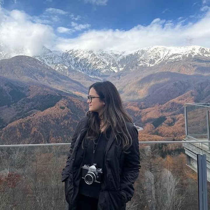 <p>Aiska sendiri merupakan mahasiswi di Institut Teknologi Bandung (ITB). Ia diketahui mengambil jurusan Teknik Penerbangan dan kini&nbsp;tengah melanjutkan studinya di Jepang. Prestasinya memang patut diacungi jempol ya, Bunda.&nbsp;(Foto: Instagram @ersamayori)</p>