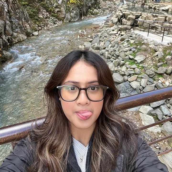 <p>Aiska terlihat begitu menikmati hari-harinya selama berada di Jepang, Bunda. Hal ini terlihat jelas dari potretnya saat ia sedang berkunjung ke Jigokudani Yaen Koen di Nagano, Jepang. (Foto: Instagram @ersamayori)</p>