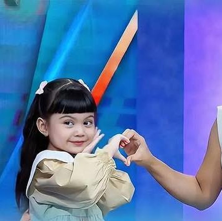 <p>Di usianya yang kini baru menginjak empat tahun, Aleia sudah berhasil mencuri perhatian netizen berkat tingkah lucunya. Bahkan, Si Kecil ini sudah memiliki akun Instagram pribadi yang sengaja dibuat oleh sang Bunda. "Aku pengen dia punya wadahnya sendiri, soalnya memang dia kan suka banyak eksplore banyak hal. Dia senang nyanyi, <em>dance</em>, senang pose-pose. Jadi tingkahnya tuh suka ada aja," kata Tiwi menilik dari laman Instagram <em>@rumpi_ttv</em>. (Foto: Instagram @tentangtiwi)</p>