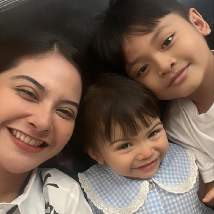 <p>Prastiwi Dwiarti atau biasa dikenal juga dengan Tiwi T2 menikah dengan Arsyad Rahman pada tahun 2020. Dari pernikahannya itu, ia dikaruniai seeorang putri yang diberi nama Aleia Abista Rahman. Tiwi juga memiliki seorang putra bernama Reo Athar Sakuramoto dari pernikahan sebelumnya dengan Shogo Sakuramoto. (Foto: Instagram @tentangtiwi)</p>