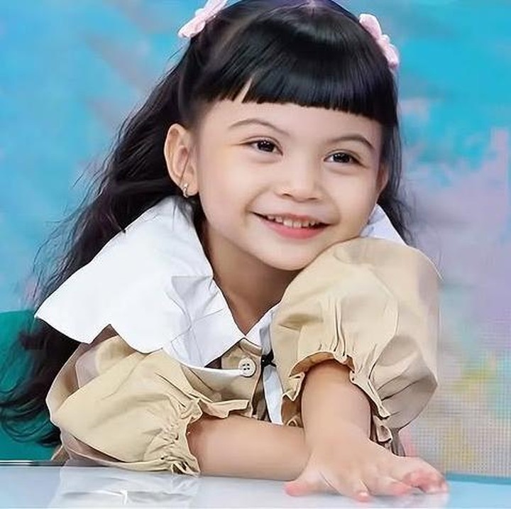 <p>Anak keduanya, Aleia Abista Rahman, lahir pada 11 April 2021. Si Kecil yang akrab disapa Aleia ini memiliki paras cantik dan disebut-sebut mirip banget dengan sang Bunda. Bahkan, garis alis dan senyumannya pun hampir sama, lho. (Foto: Instagram @tentangtiwi)</p>
