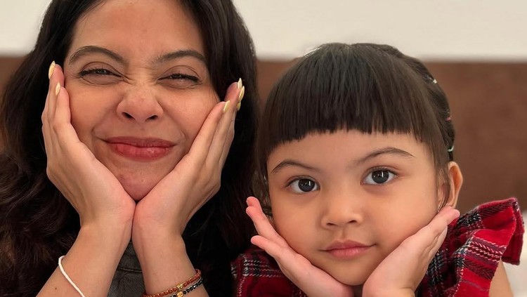 5 Potret Tingkah Aleia Anak Tiwi T2 yang Disebut Kembaran Sang Bunda