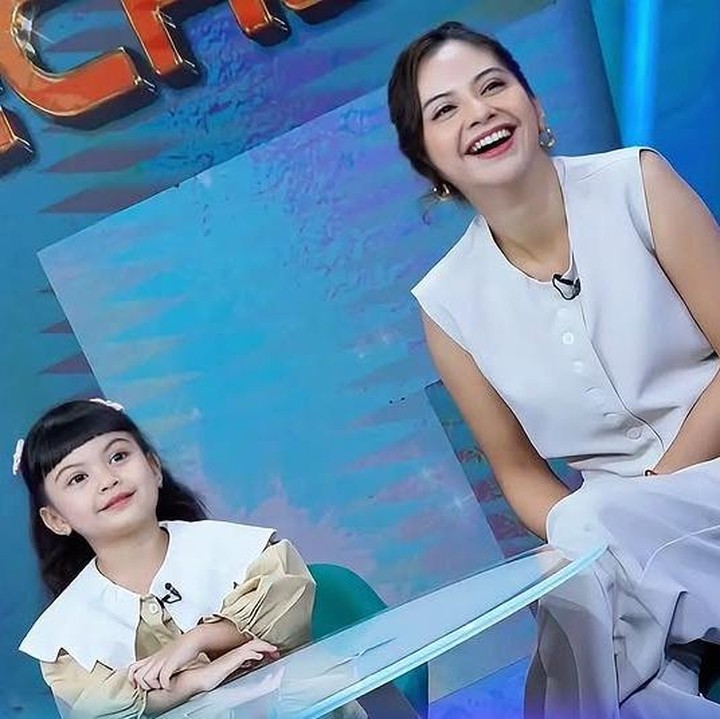 <p>Melihat unggahan itu, tak sedikit netizen yang mengatakan bahwa Aleia ini sangat mirip dengan sang Bunda. Salah satunya dari Instagram <em>@93h****</em> yang menulis, "OMG kembar banget cuma versi mini aja,". "Beneran se-<em>copy paste</em> ituu mommy<em> @tentangtiwi</em>" kata <em>@mom****.</em> "<em>Mashaa Allah</em> sampai bentukan alis sama," tambah <em>@ari****.</em> (Foto: Instagram @tentangtiwi)</p>