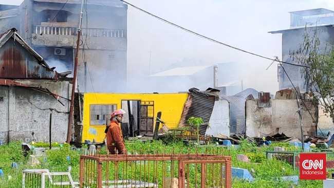 Tawuran antara pemuda di Makassar menyebabkan satu warga tewas akibat peluru senapan angin. Selain itu, tujuh rumah warga juga dibakar.